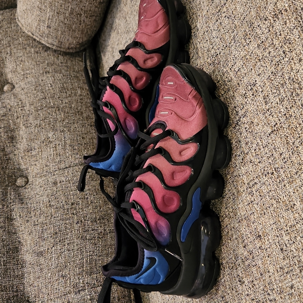 Nike Air Vapomax Plus in Red Violet Blue